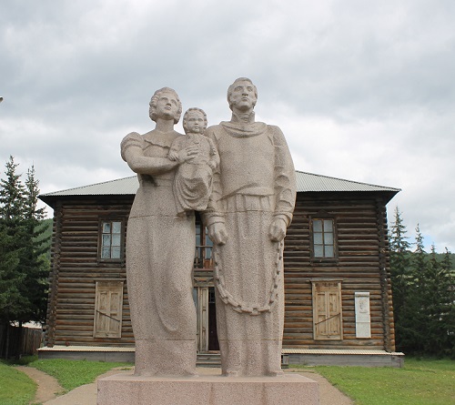 Памятник семье Трубецких в Петровском Заводе. На заднем плане - дом-музей декабристов, бывший дом Екатерины Трубецкой.