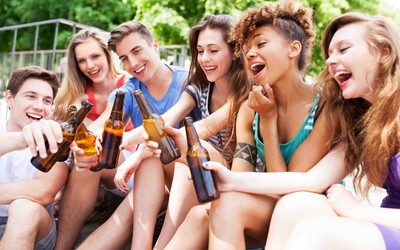 Употребляя алкоголь, подростки ставят под угрозу своих будущих детей